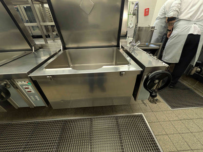 Industrieküche mit Kessel / Kipper / Kühl- u. Wärmeschränken / Herd- u. Grillplatte - Edelstahl