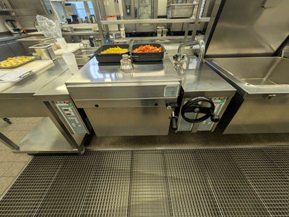Industrieküche mit Kessel / Kipper / Kühl- u. Wärmeschränken / Herd- u. Grillplatte - Edelstahl