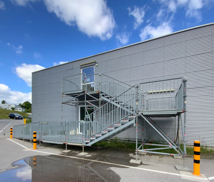 Fassade Parkhaus (Stahlgittermatten, Gitterrost, Fassadenbleche, Lamellen, Wellblech)