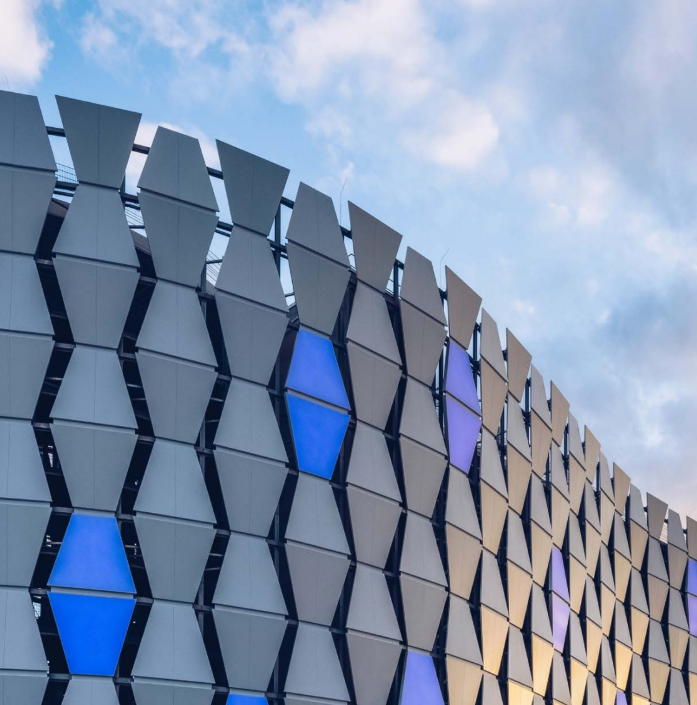 Fassade Parkhaus (Stahlgittermatten, Gitterrost, Fassadenbleche, Lamellen, Wellblech)