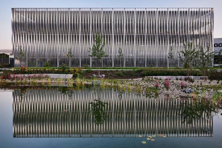 Fassade Parkhaus (Stahlgittermatten, Gitterrost, Fassadenbleche, Lamellen, Wellblech)