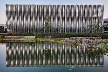 Fassade Parkhaus (Stahlgittermatten, Gitterrost, Fassadenbleche, Lamellen, Wellblech)
