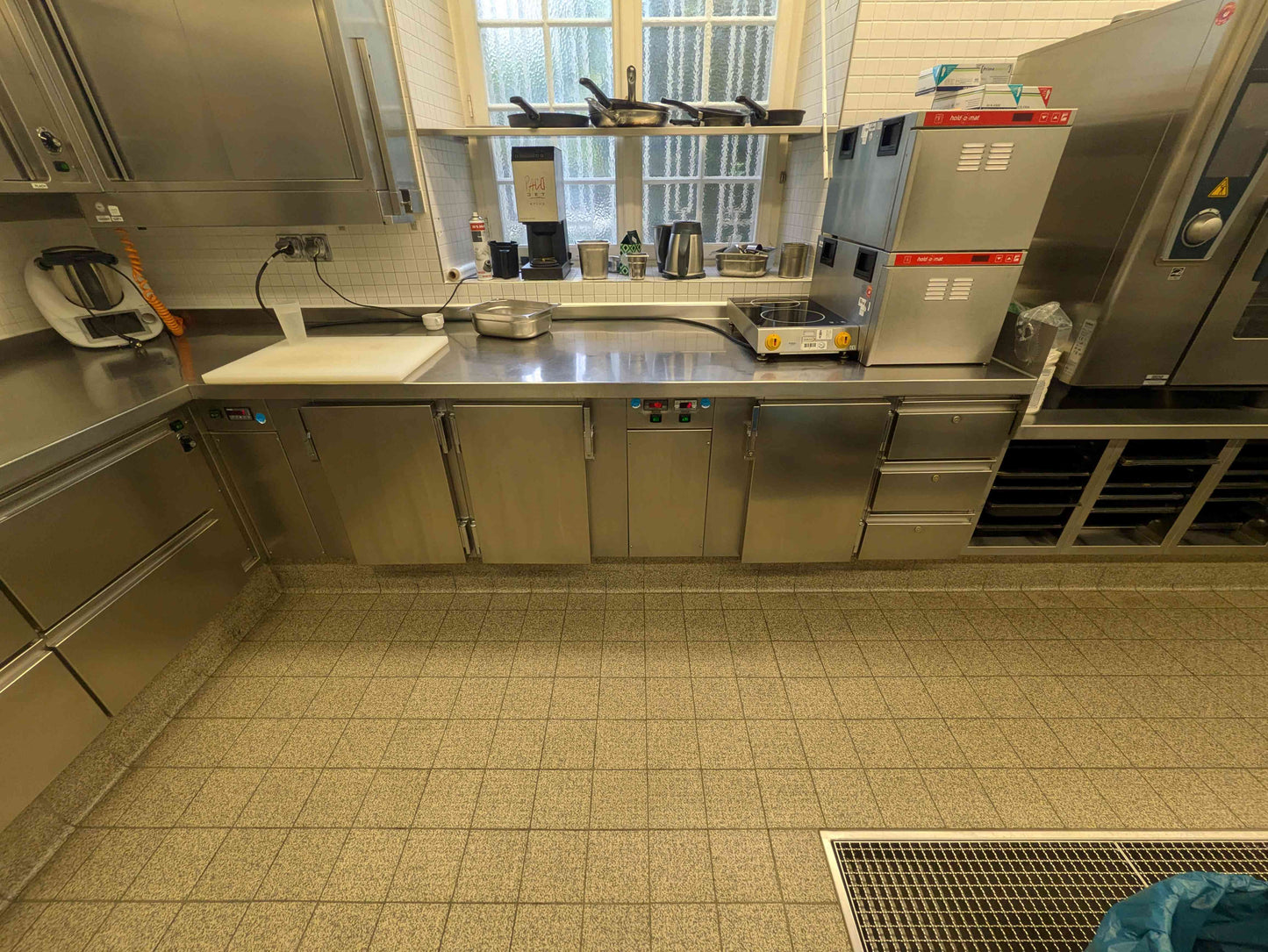 Industrieküche mit Kessel / Kipper / Kühl- u. Wärmeschränken / Herd- u. Grillplatte - Edelstahl