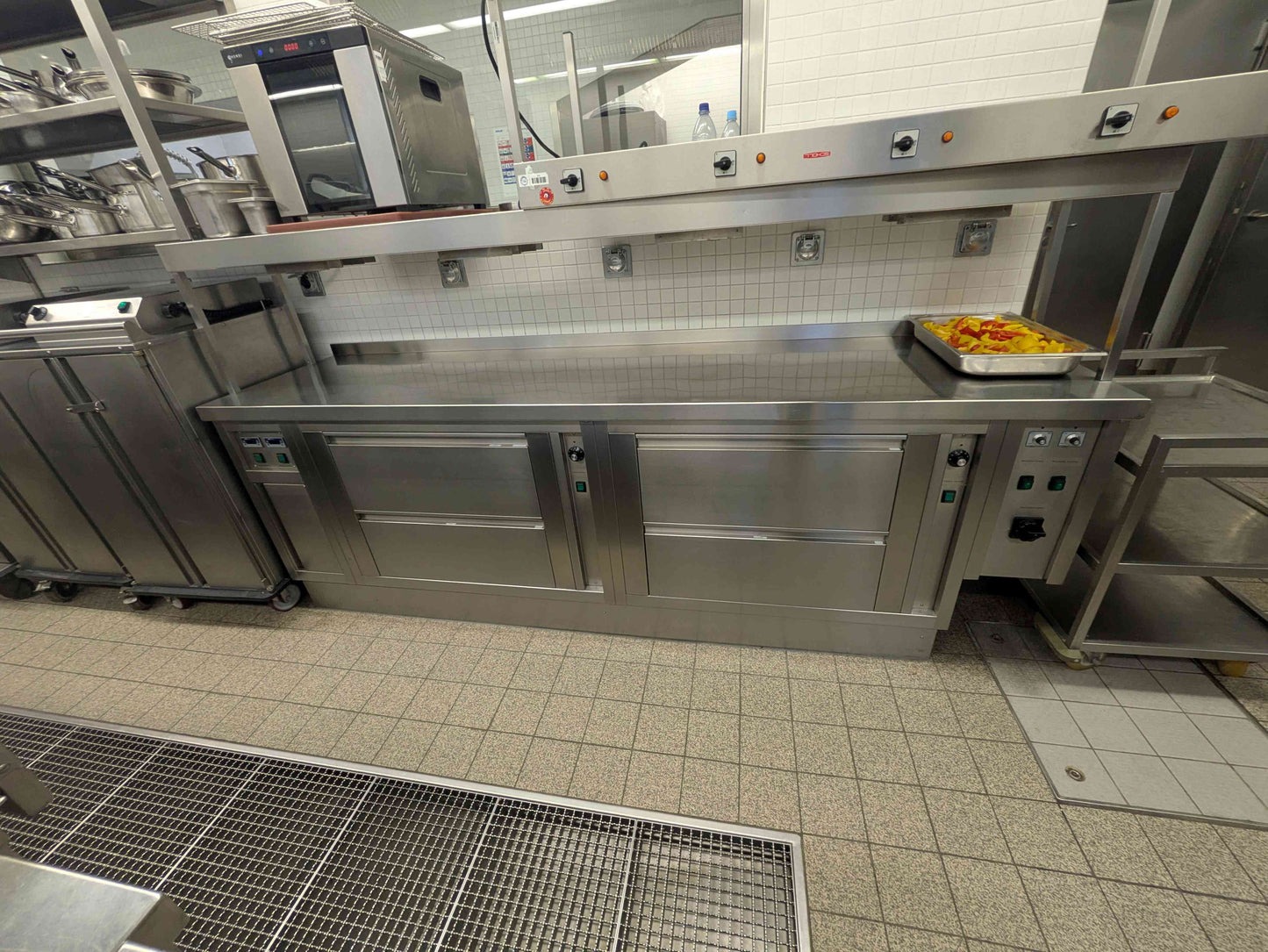 Industrieküche mit Kessel / Kipper / Kühl- u. Wärmeschränken / Herd- u. Grillplatte - Edelstahl