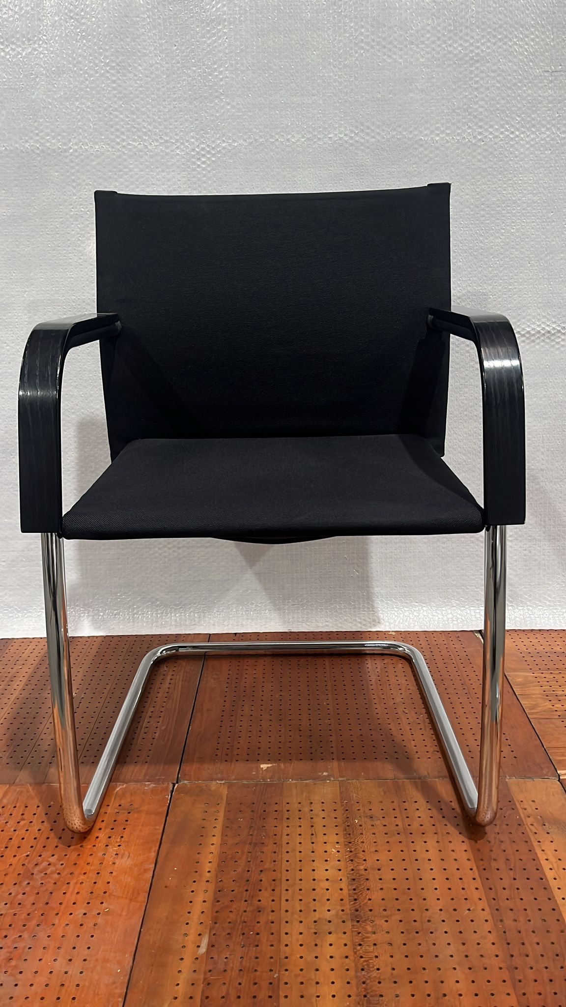 🪑 Vitra Freischwinger mit Armlehnen – klassischer Konferenzstuhl