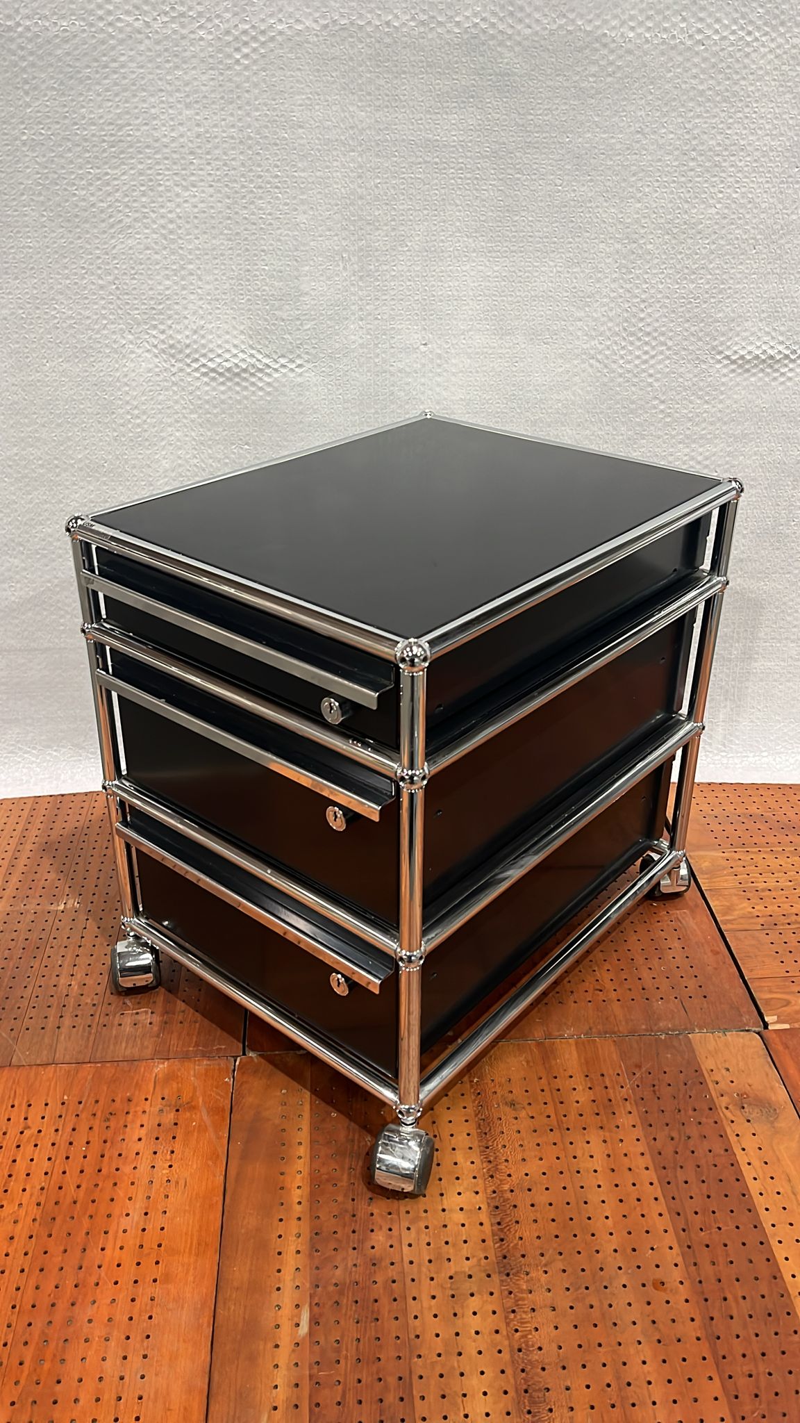 USM Haller Rollcontainer, drei abschließbare Schubladen, Graphitschwarz