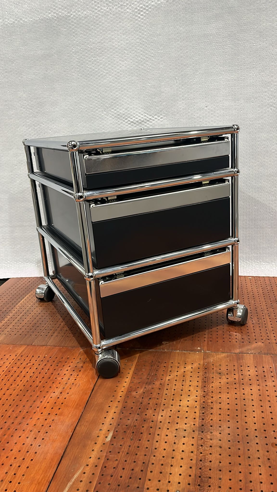 USM Haller Rollcontainer, drei abschließbare Schubladen, Graphitschwarz