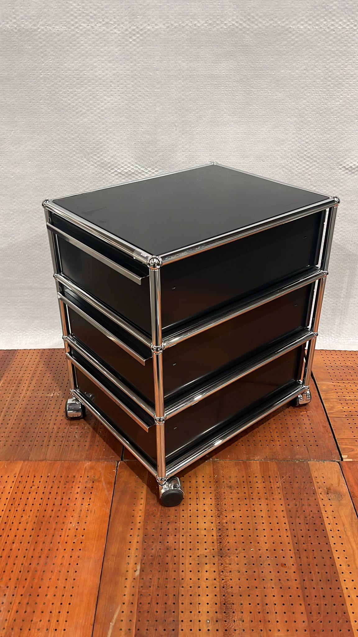 USM Haller Rollcontainer, drei Schubladen, Graphitschwarz.