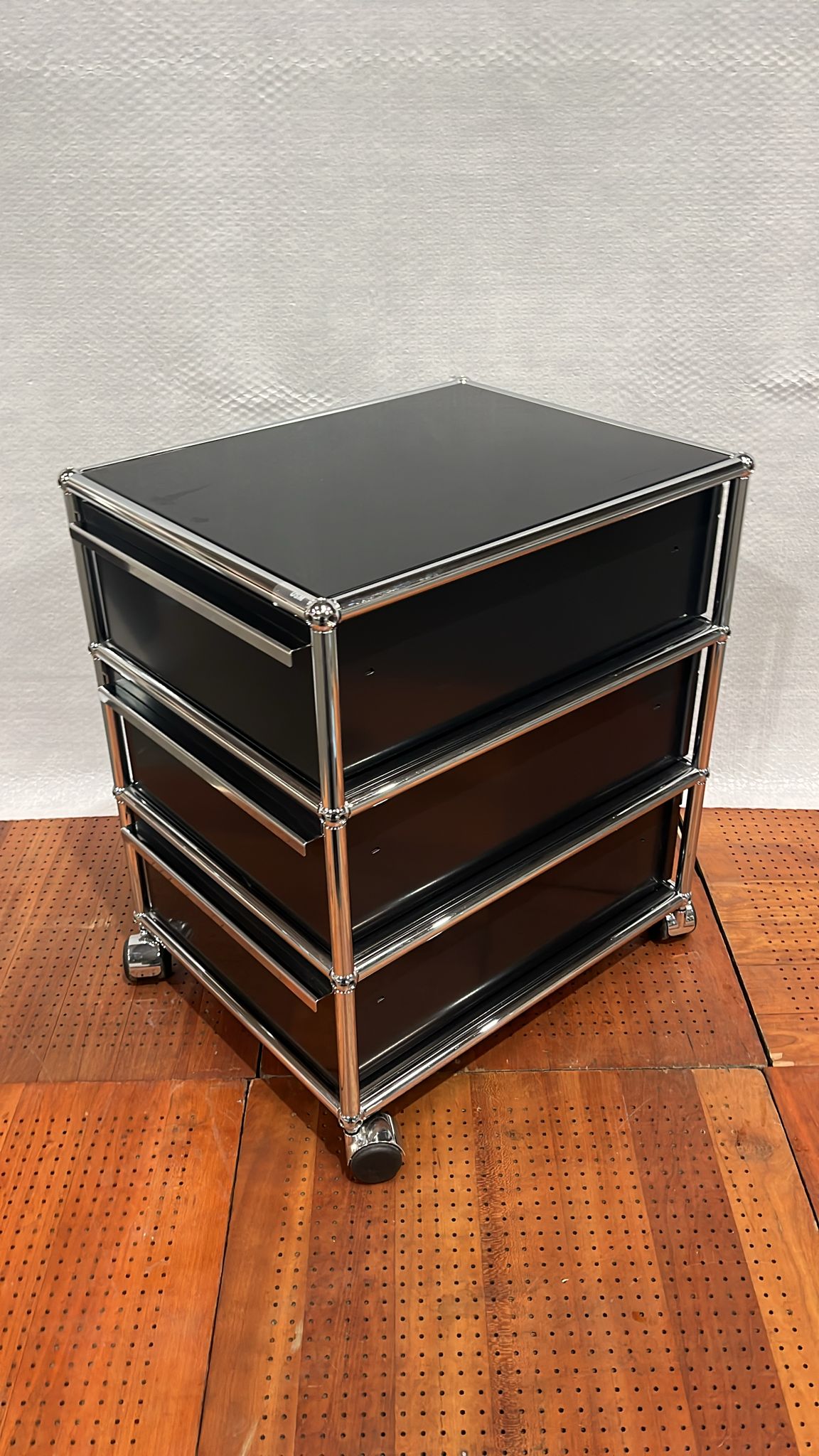 USM Haller Rollcontainer, drei Schubladen, Graphitschwarz.