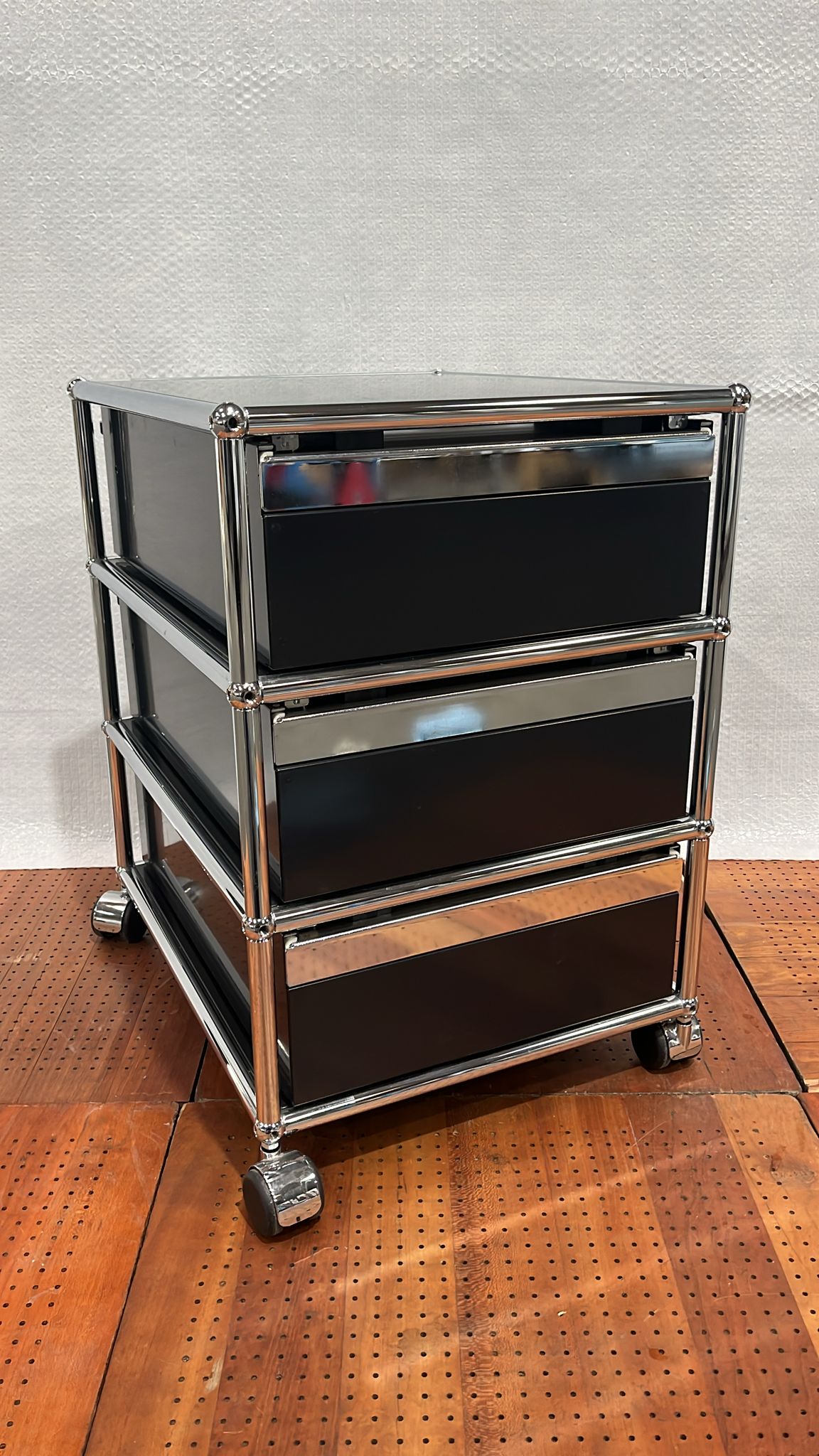 USM Haller Rollcontainer, drei Schubladen, Graphitschwarz.