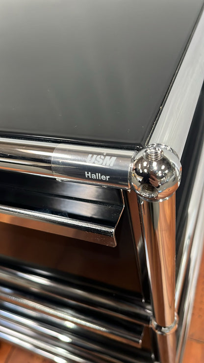 USM Haller Rollcontainer, drei Schubladen, Graphitschwarz.