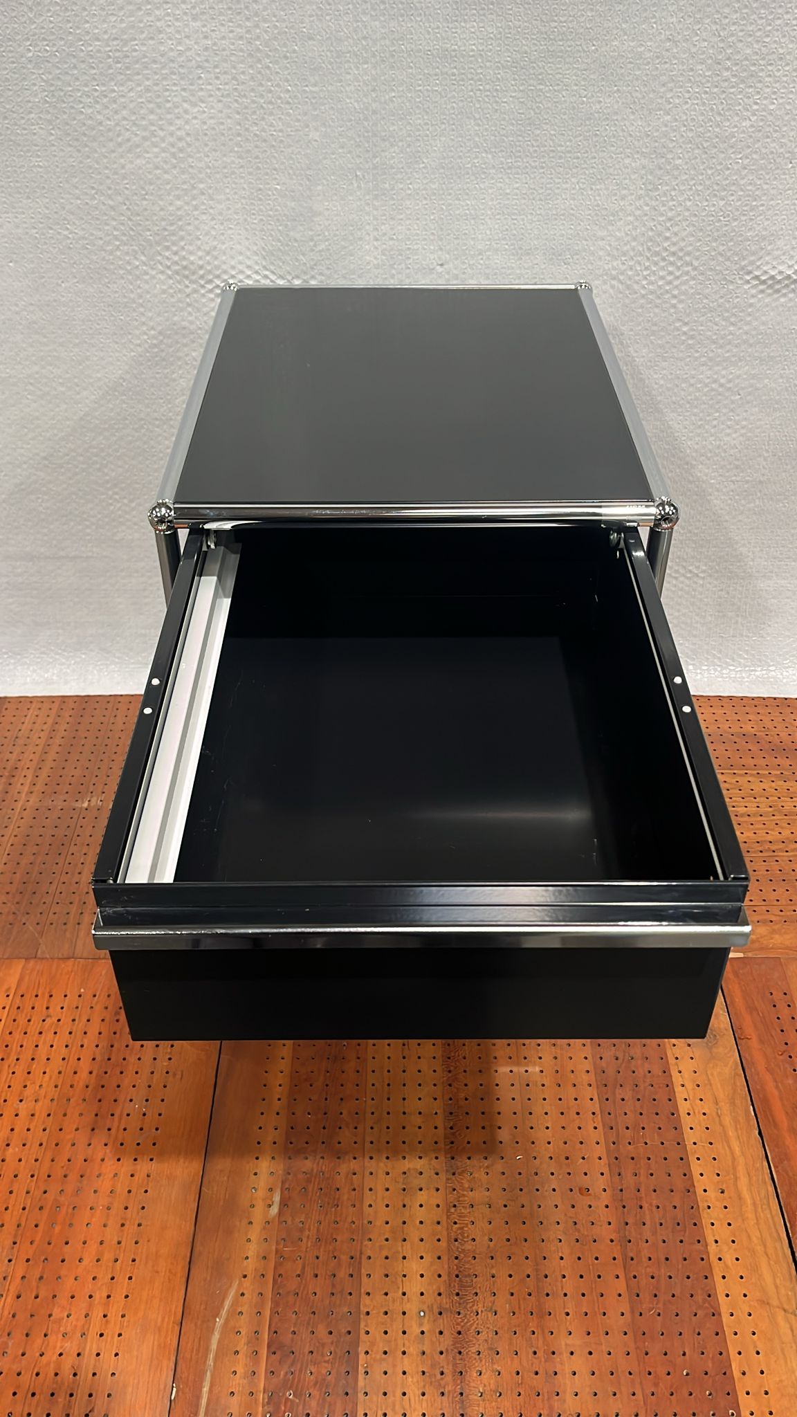 USM Haller Rollcontainer, drei Schubladen, Graphitschwarz.