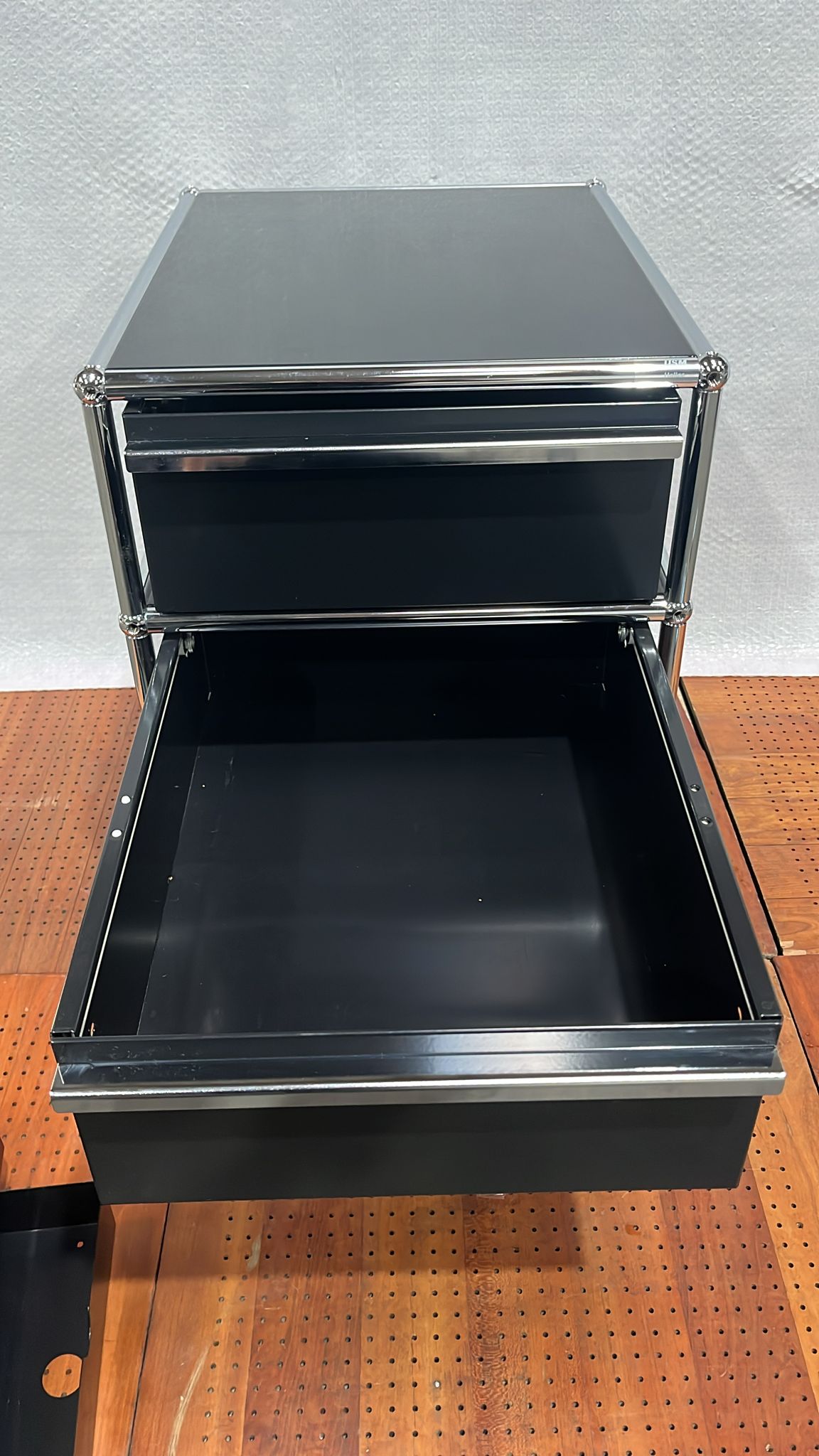 USM Haller Rollcontainer, drei Schubladen, Graphitschwarz.