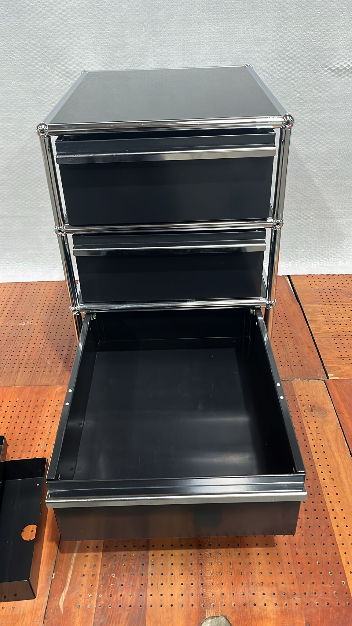 USM Haller Rollcontainer, drei Schubladen, Graphitschwarz.