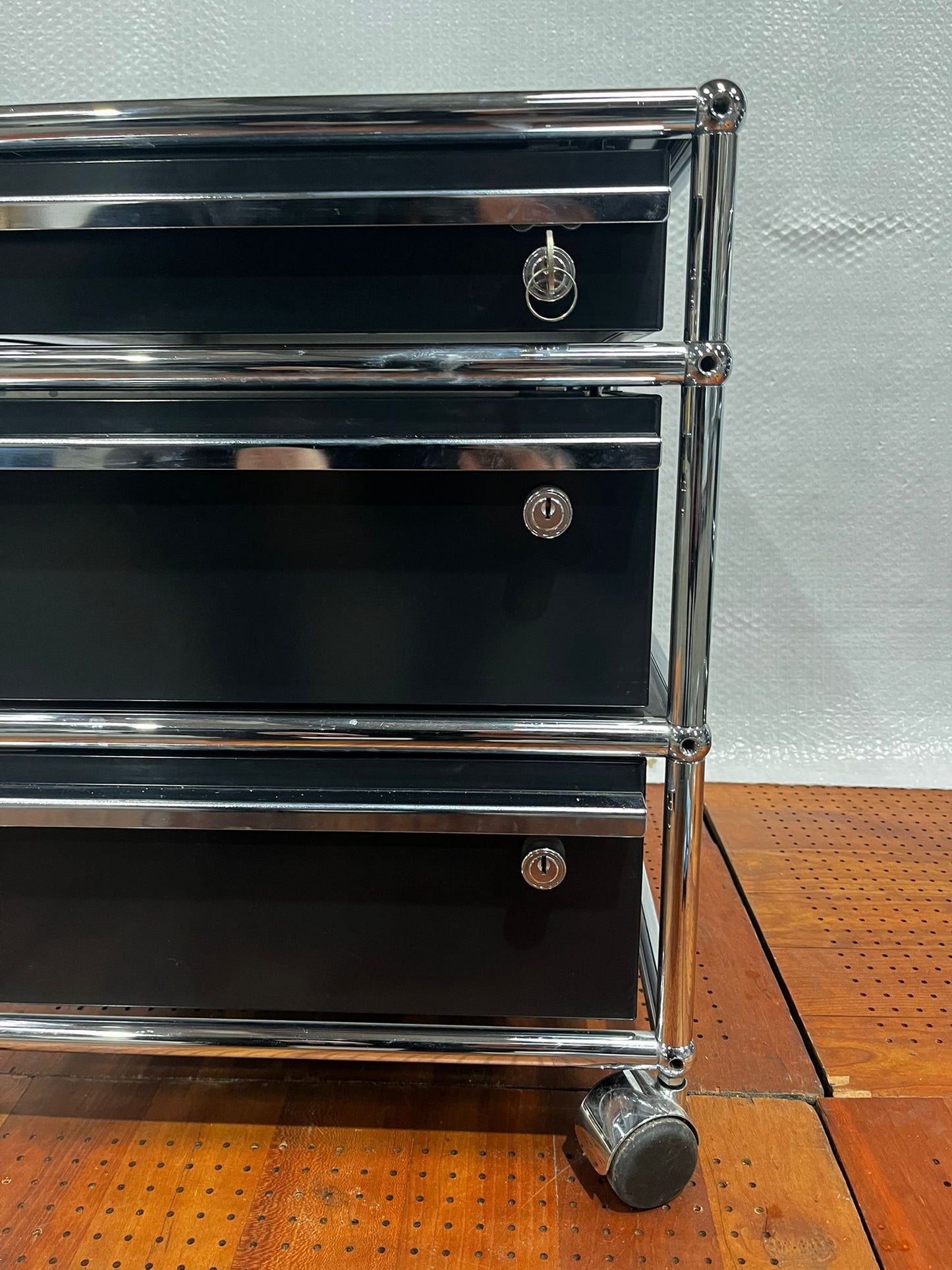 USM Haller Rollcontainer, drei abschließbare Schubladen, Graphitschwarz