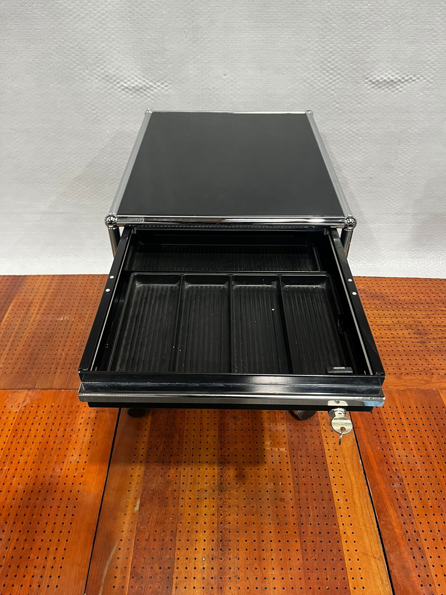 USM Haller Rollcontainer, drei abschließbare Schubladen, Graphitschwarz