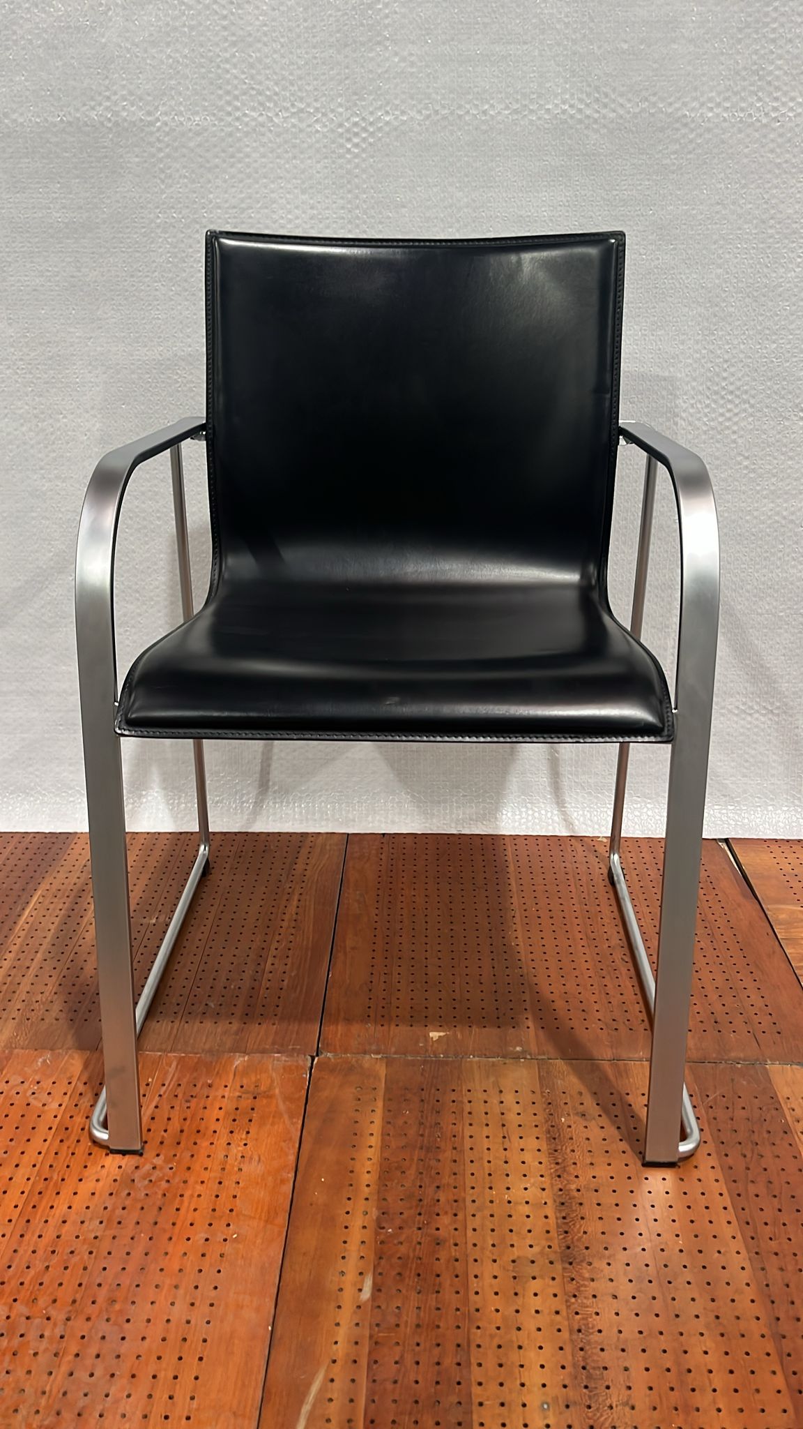 lapalma CUT Stuhl, Leder Schwarz, Design Francesco Rota, Kufengestell