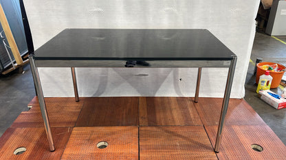 USM Haller Tisch, Graphitschwarz, RAL 9011, Glasplatte 1250 x 740
