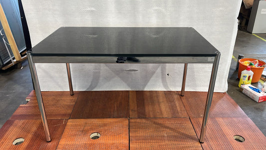 USM Haller Tisch, Graphitschwarz, RAL 9011, Glasplatte 1250 x 740