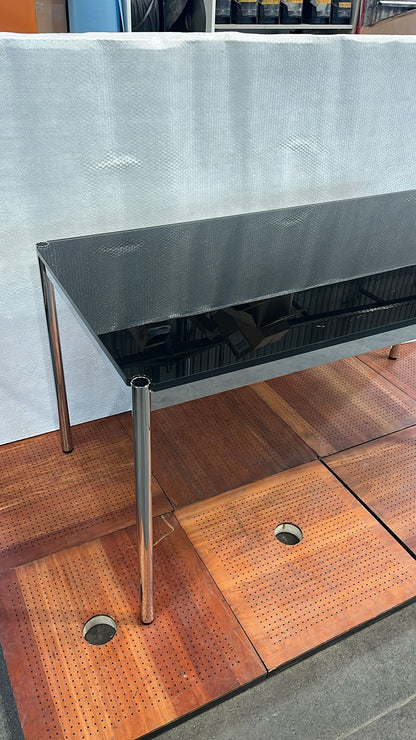 USM Haller Tisch, Graphitschwarz, RAL 9011, Glasplatte 1500 x 740