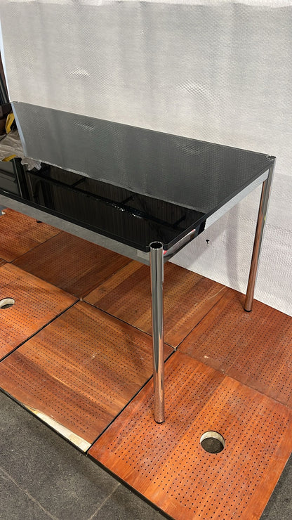USM Haller Tisch, Graphitschwarz, RAL 9011, Glasplatte 1500 x 740