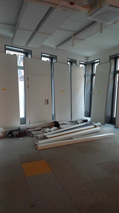 2x Modulare Trennwandanlage mit Fluchttür & Akustik Dorma Hüppe