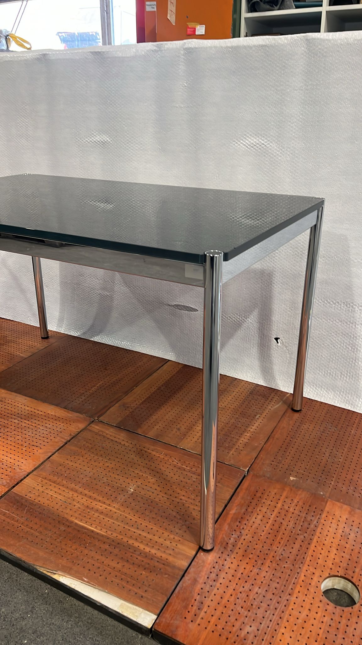 USM Haller Tisch, Graphitschwarz, RAL 9011, Glasplatte 1250 x 740