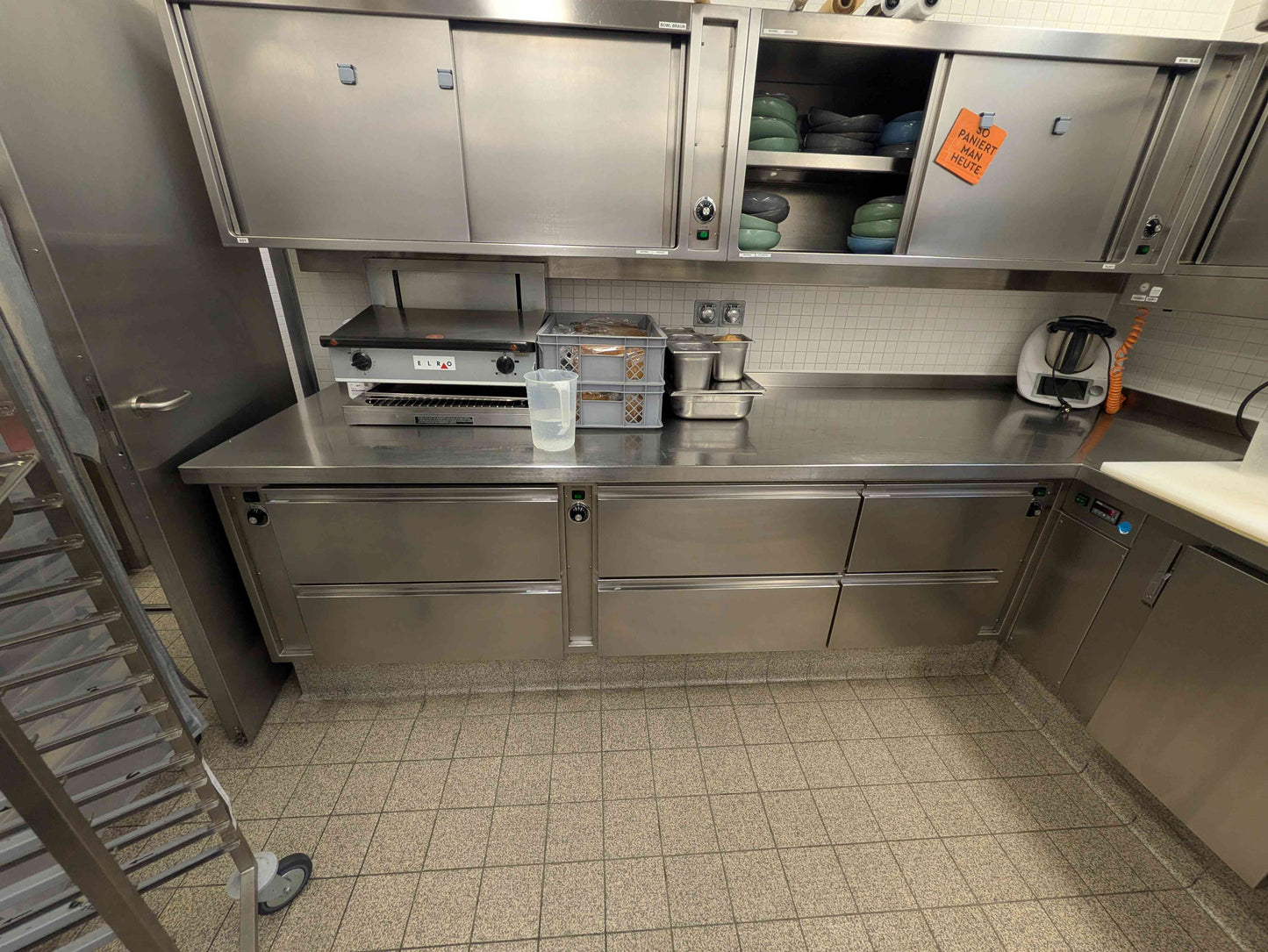 Industrieküche mit Kessel / Kipper / Kühl- u. Wärmeschränken / Herd- u. Grillplatte - Edelstahl